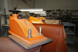 Taglio con trance a bandiera